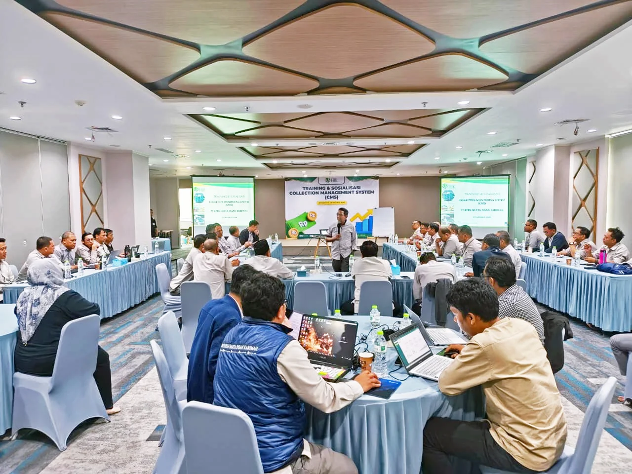 Foto:&nbsp;Suasana pelatihan dan sosialisasi CMS saat Direktur Utama BPR Syariah HIK, Alfi Wijaya menyampaikan materi.